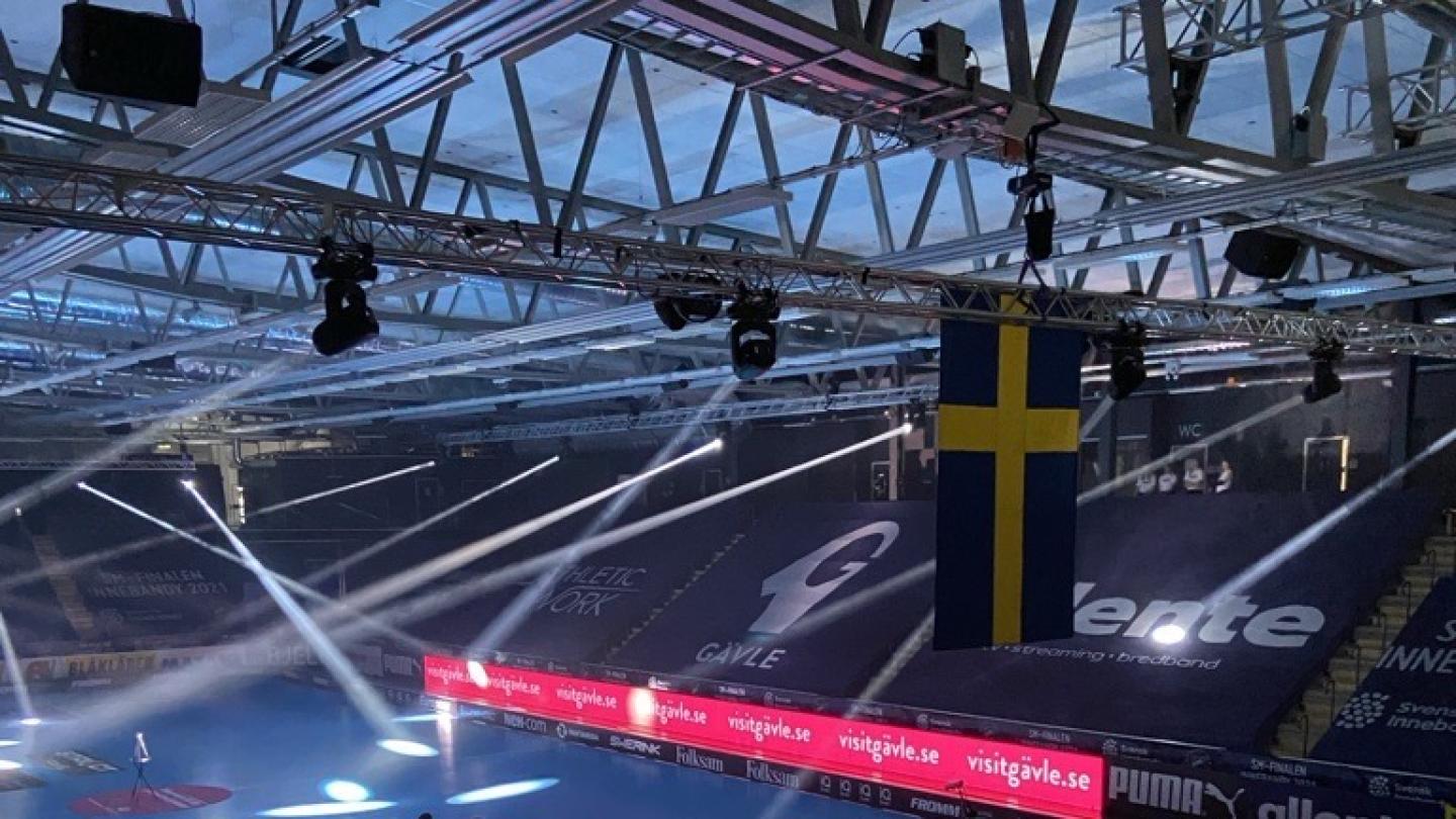 Alfahallen Gavlehov. Arena med strålkastare och svensk flagga.
