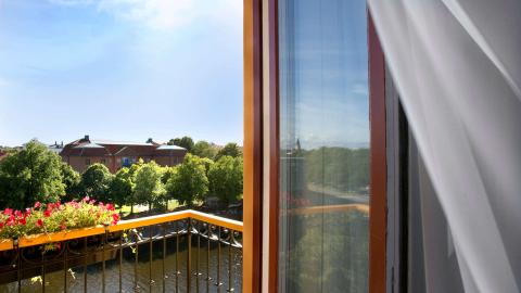 Fönstervy över en solig balkong från Elite Grand Hotel Gävle