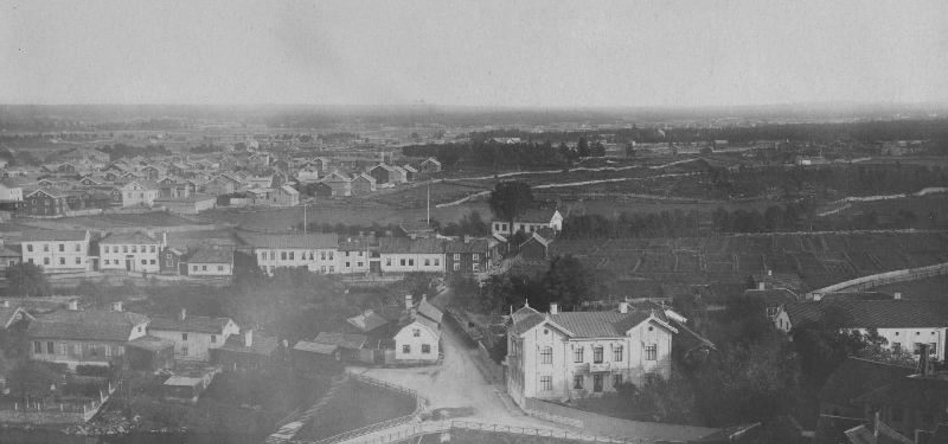 Vy över Gammelbroplan, fotad från Heliga Trefaldighetskyrkan mot söder. Foto O E Renner sent 1800-tal.