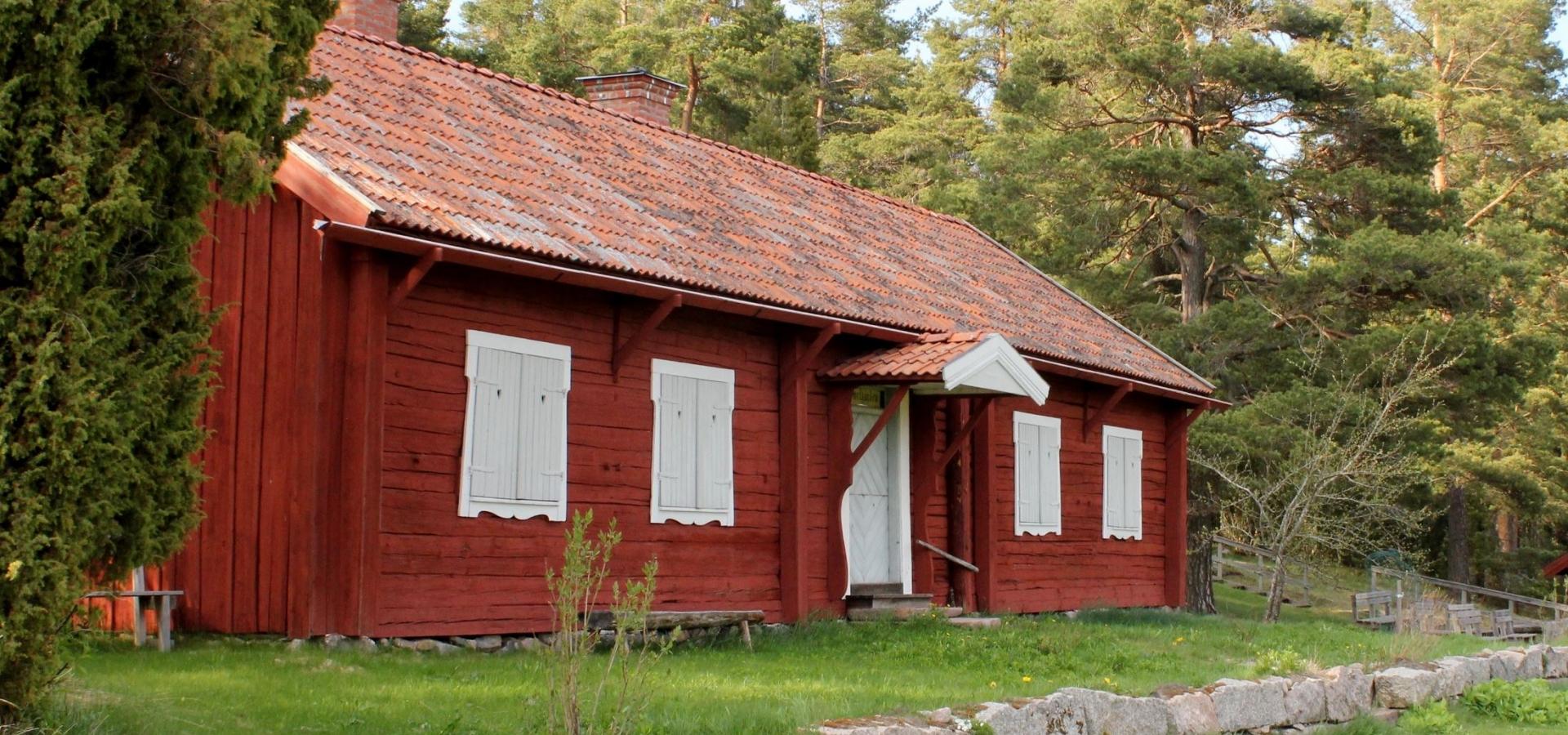 Gammelgården är föreningens första byggnad. Den kommer från Erk-Ers i Hallsbo. Innuti finns praktfulla vägg- och takmålningar.