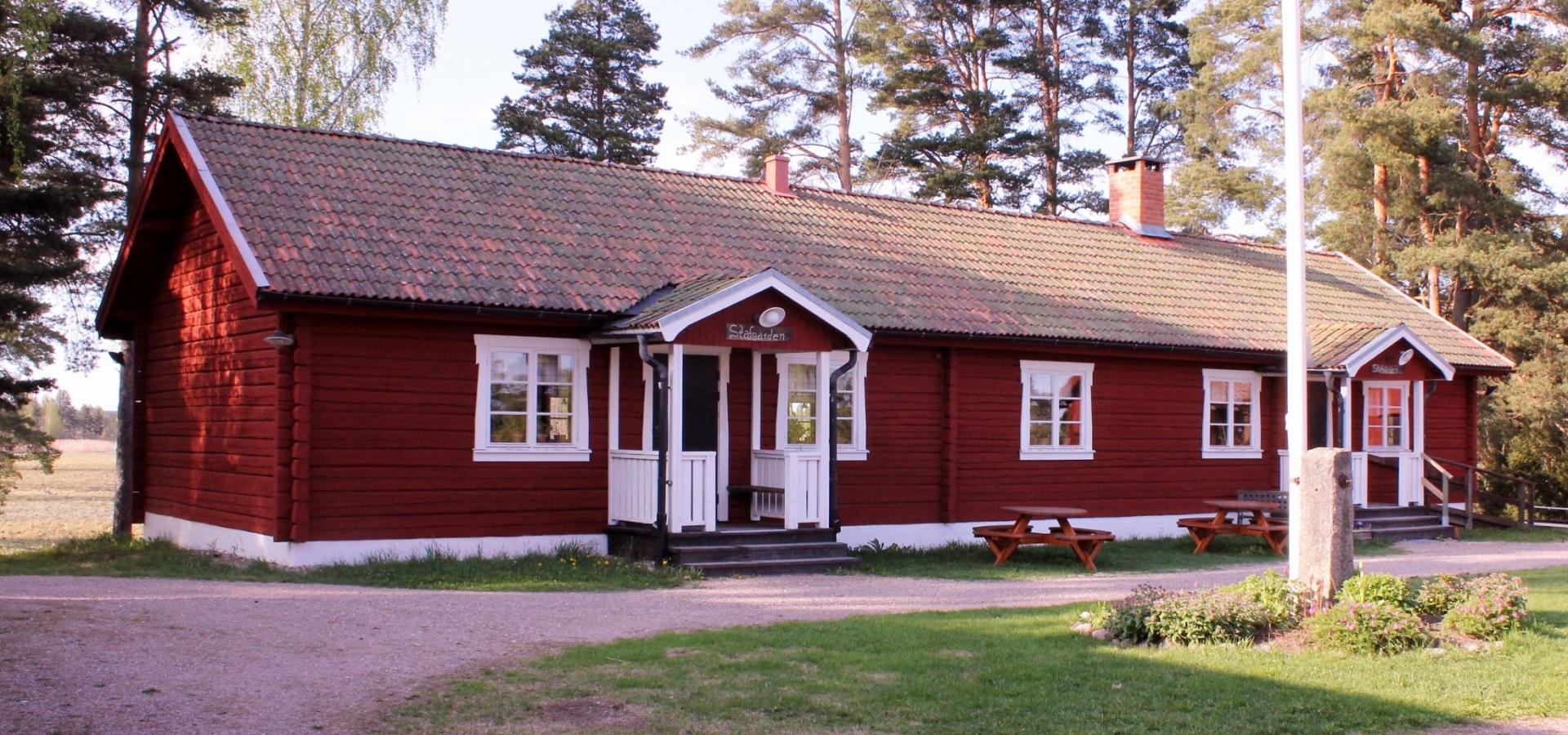 Stavgården är en kopia av en parstuga från byn Stav.
Lokalen är en trevlig festlokal som hyrs ut till medlemmar.
