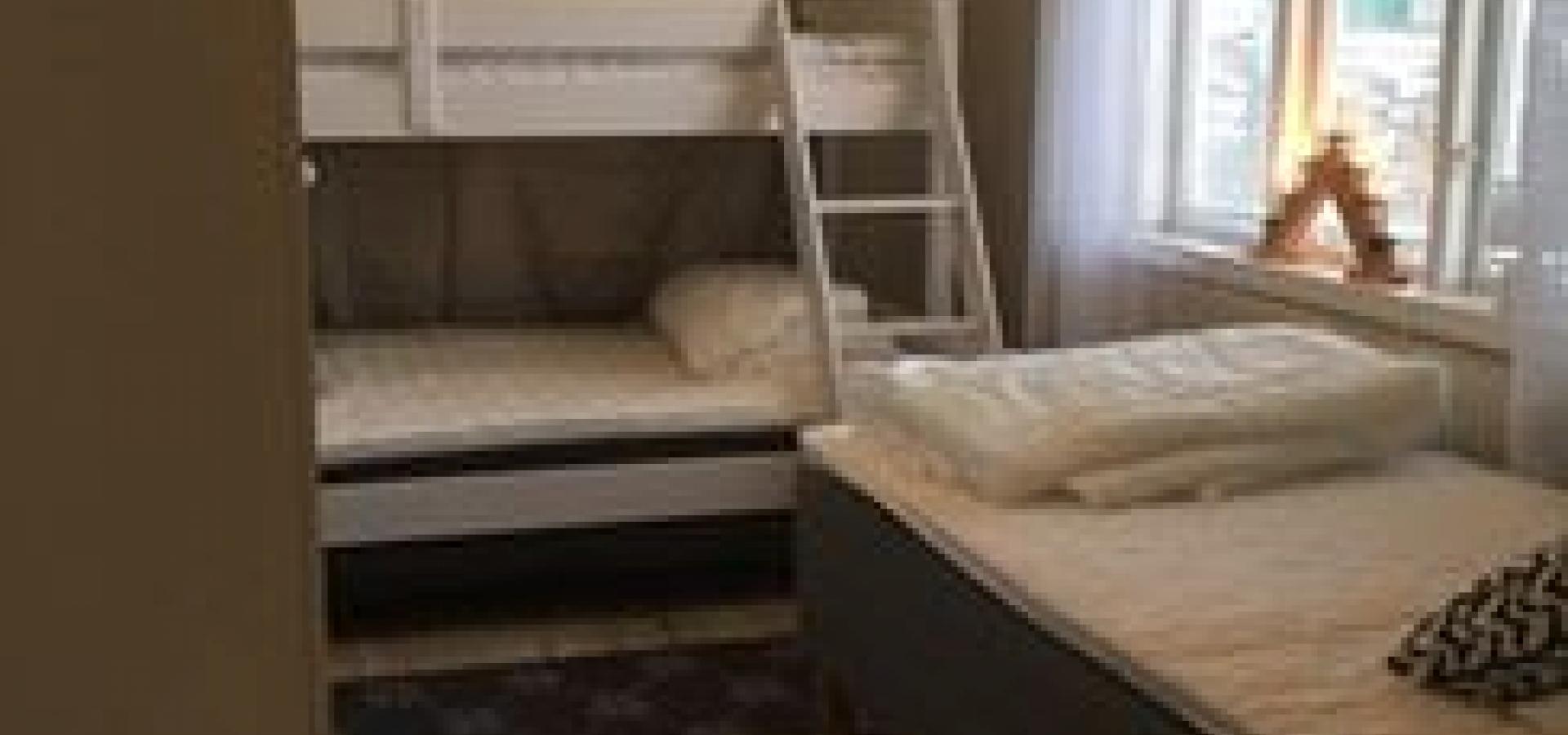 Sovrum med familjesäng 120 cm / 80 cm samt en enkelsäng på 90 cm