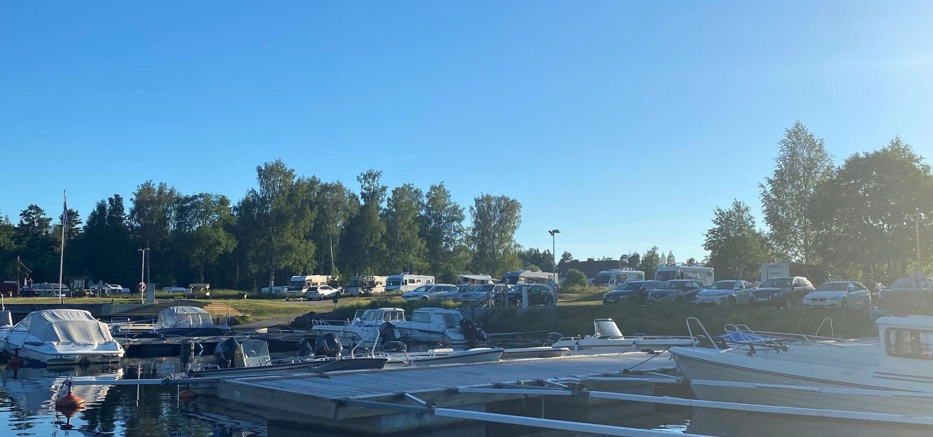 Hamnen vid Norrsundets motorbåtsklubb. Båtar i motljus.
