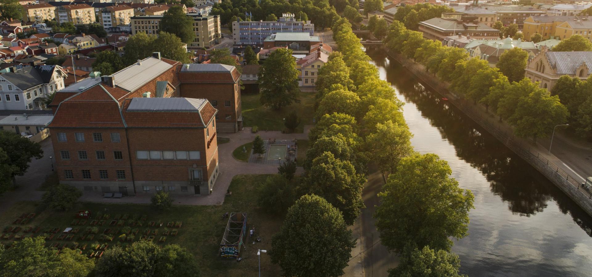Drönarbild över Länsmuseet, Stadsbiblioteket och Gavleån. Foto: Daniel Bernstål.