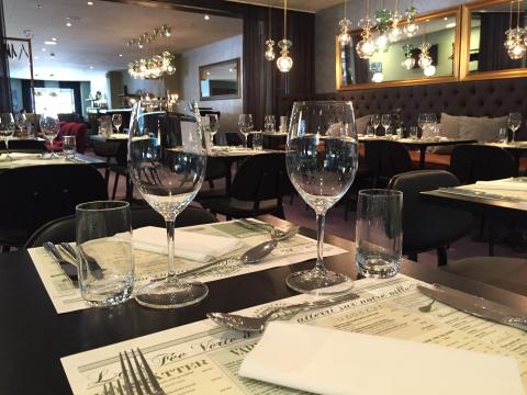 Restaurang med bord och vinglas i förgrunden - Foto Gävle City