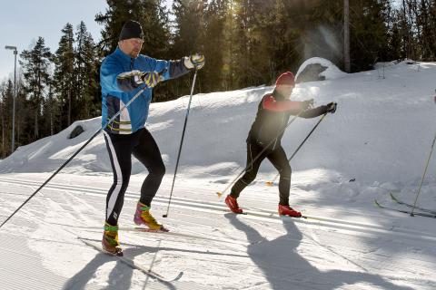 Två skidåkare i längdspåret - Foto Högbo Bruk