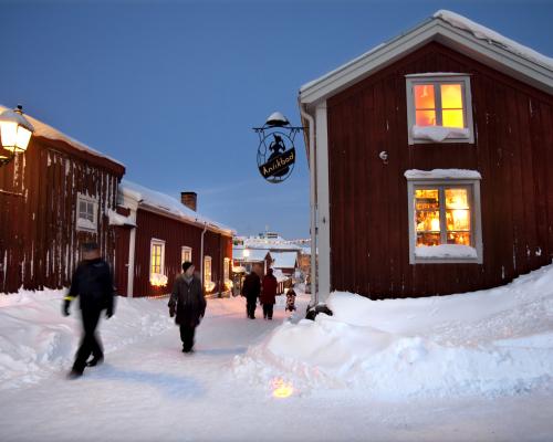 Vinterbild med snö och rött hus i Gamla Gefle