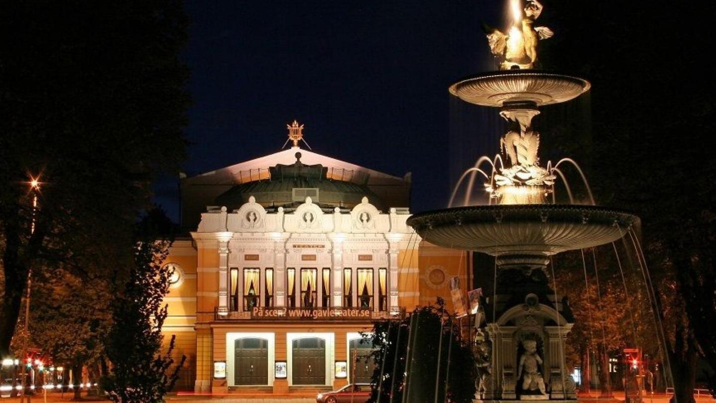 Byggnaden Gävle Teater som är upplyst kvällstid