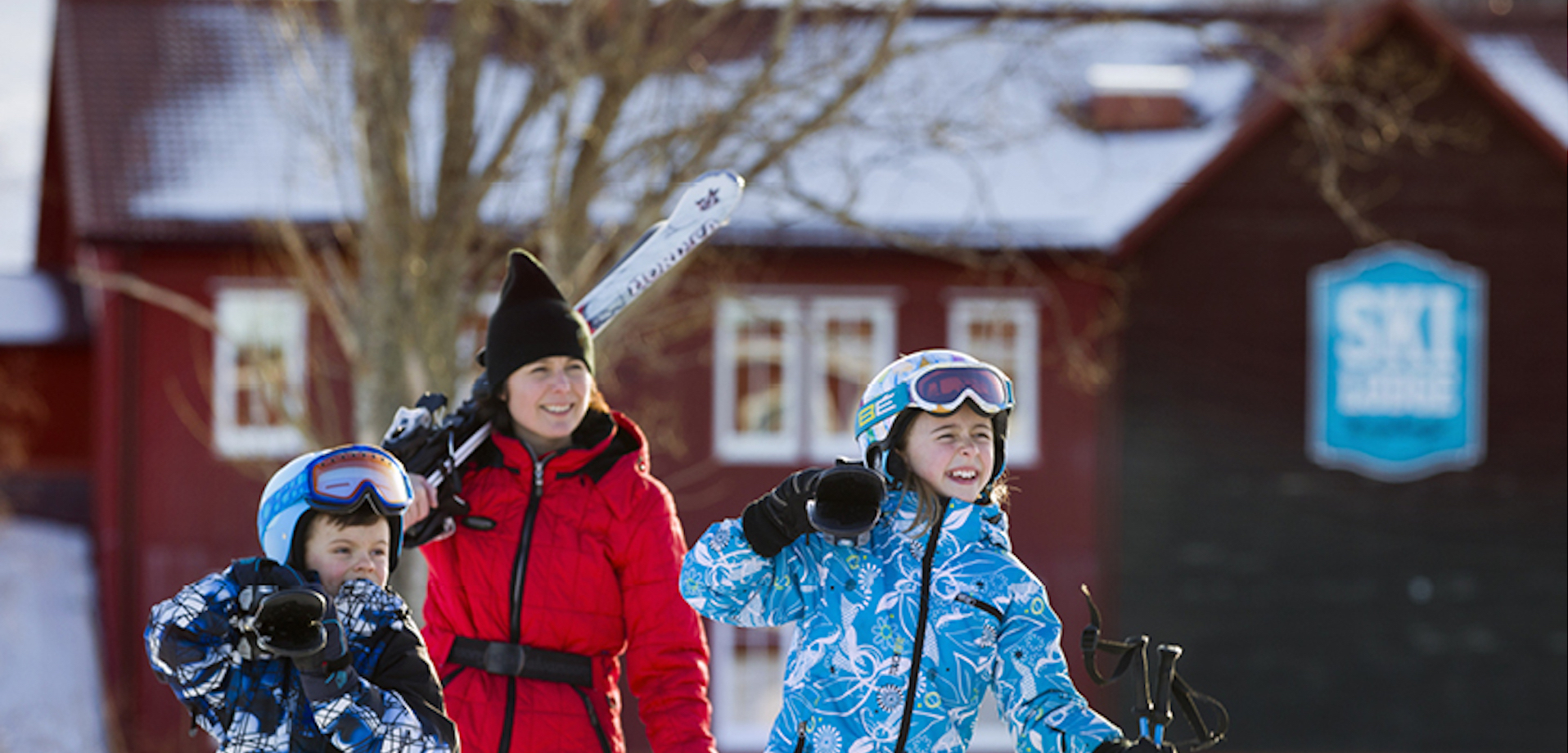 Gående skidåkare på väg upp i backen 