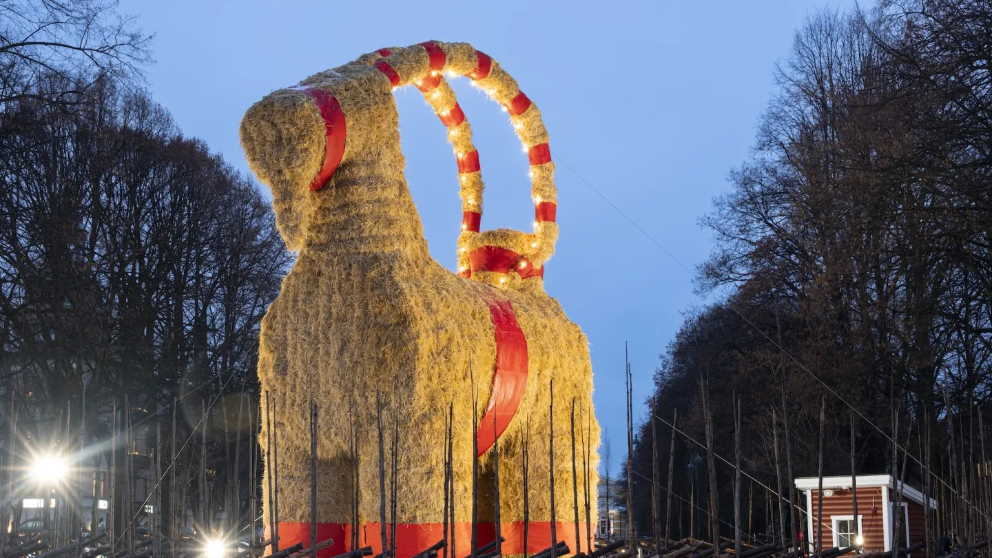 Gävlebocken upplyst på ett torg