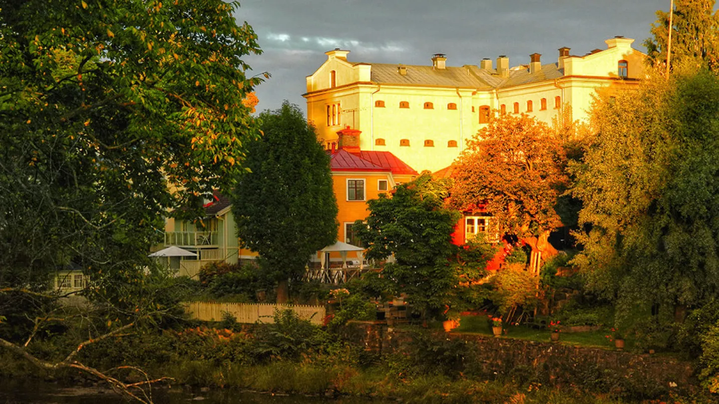Stor fin byggnad i solljus