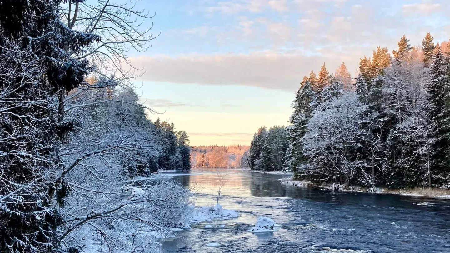 Vatten i vinterlandskap