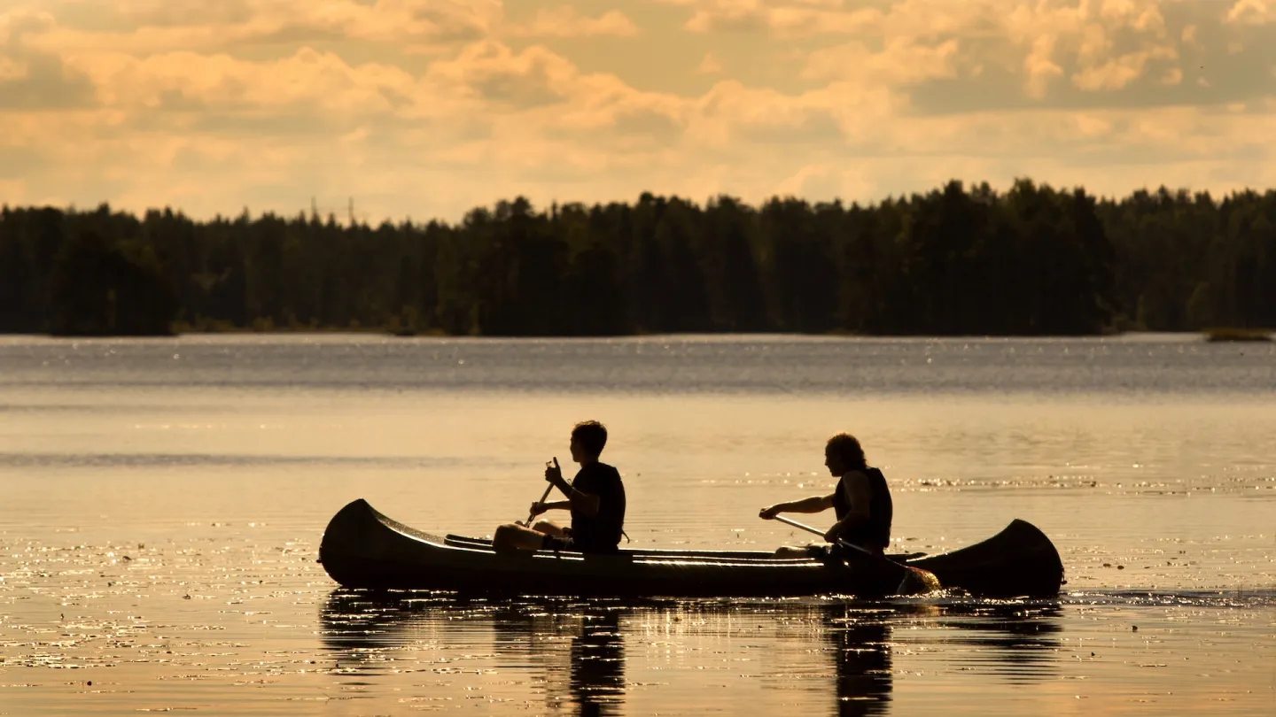Kanot i skymning
