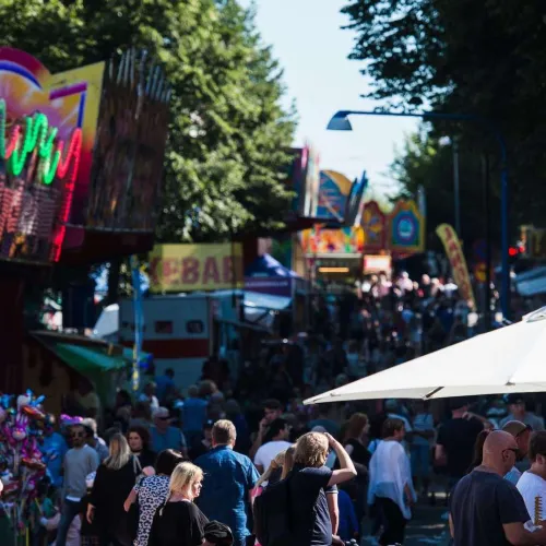 Stadsfest med mycket folk, vimplar och flaggor