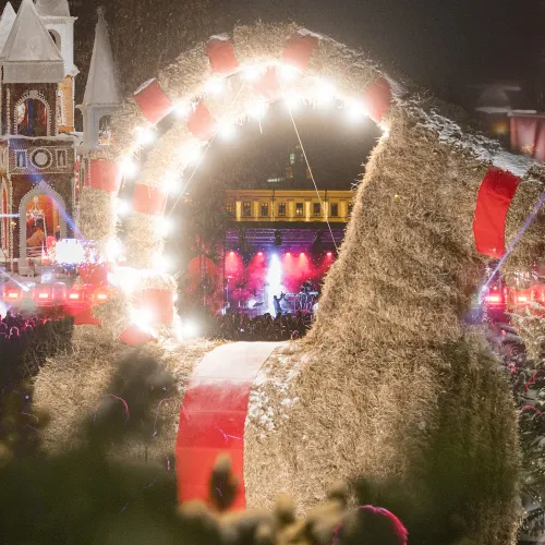 Ett montage med Gävlebocken, pepparkakshus och andra typiska attribut för julen och Gävle