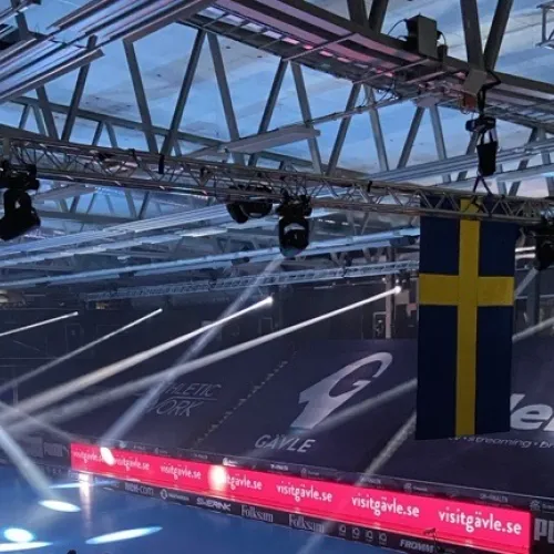Alfahallen Gavlehov. Arena med strålkastare och svensk flagga.