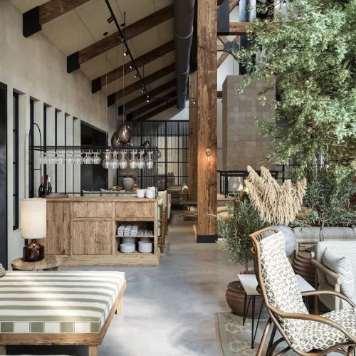 Ett ljust orangeri med ljusa möbler och grönska