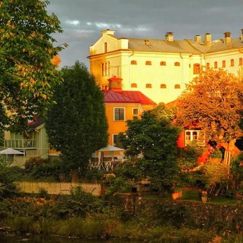 Stor fin byggnad i solljus