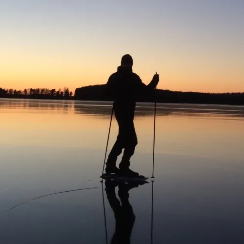 Skridskoåkare i skymning