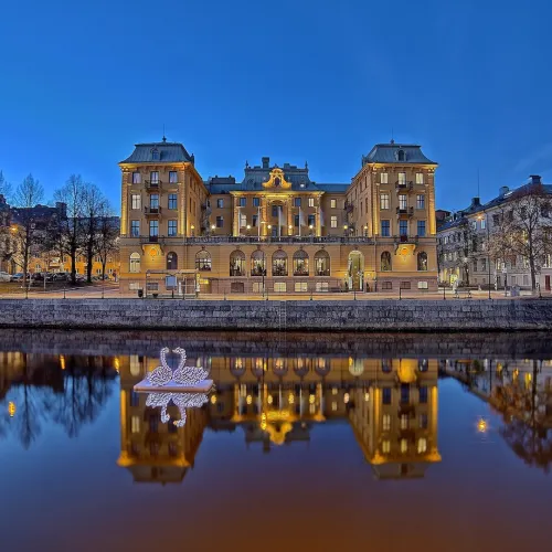 Stor herrgårdsliknande byggand vid vattnet