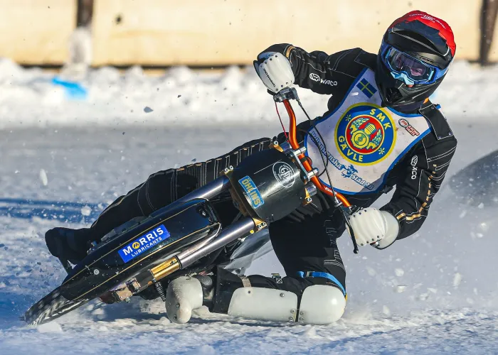 Liggande isracingförare