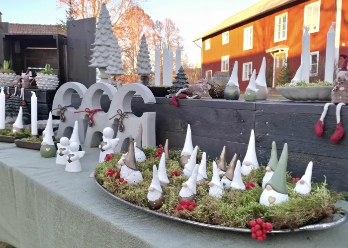 Bord med tomtar och bockar i betong