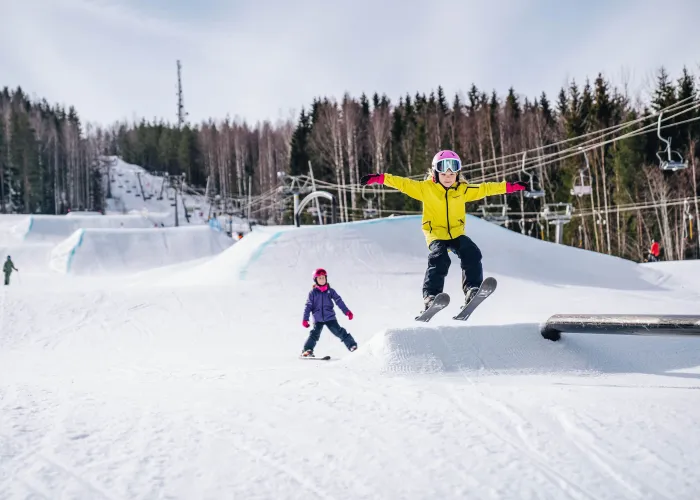 Barn som åker skidor 