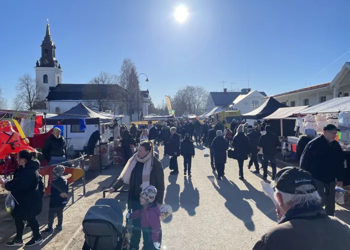 marknadsgata med människor