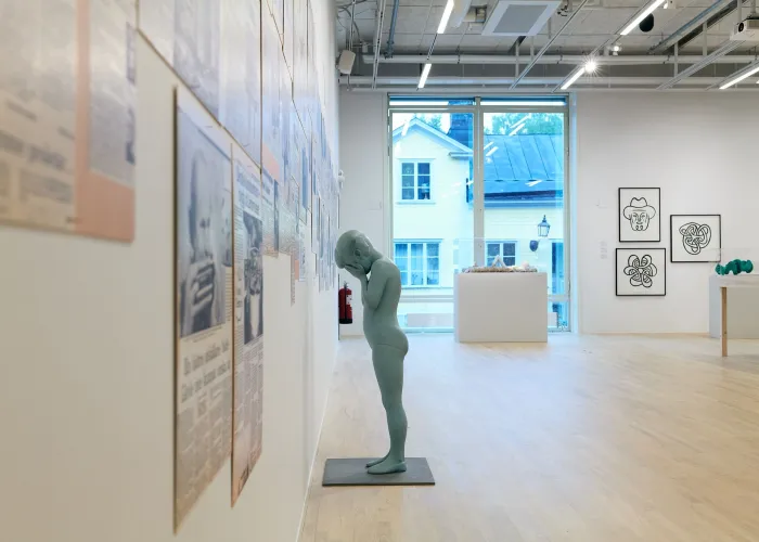Staty med lutande huvud