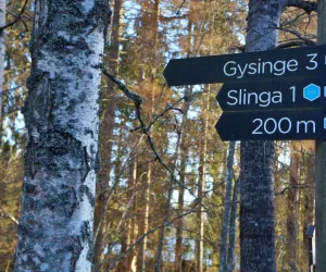 Långvindsängena - Foto Emma Sundström.JPG Ledskyltar uppsatta på en stolpe som talar om hur långt det är