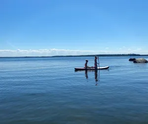 Limön SUP Två barn som paddlar SUP på Limön