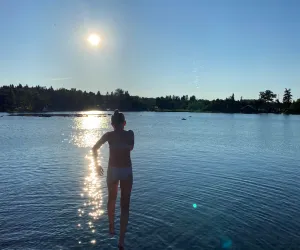 Limön bryggan Barn som hoppar från båtbrygga