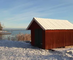 Röd bod vid vatten - Foto Visit Hedesunda Röd bod vid vatten