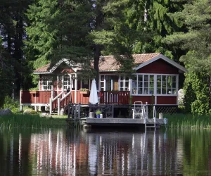 Röd stuga vid vatten - Foto Visit Hedesunda Röd stuga vid vatten