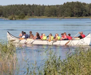 reuzekano - Foto Visit Hedesunda Många personer som paddlar i en kanot