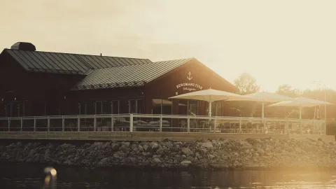 Restaurang med uteservering i motljus