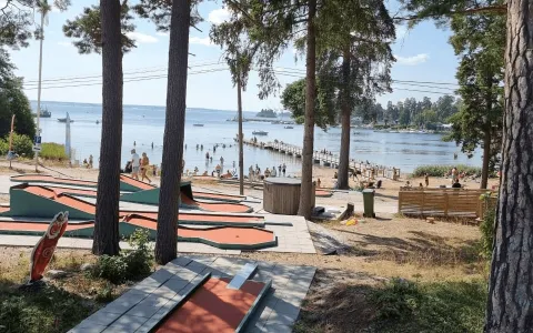Minigolfbana, sandstrand och havet