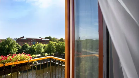 Tvåvåningshus med pool i förgrunden