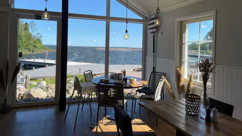 Restaurang inifrån med utsikt mot havet