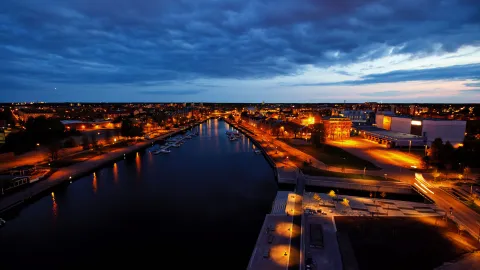 En å flyter fram genom Gävle stad en natt