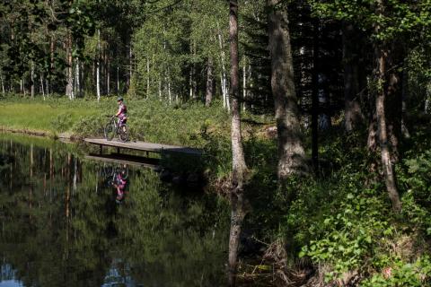 Cykling och bad i skogssjö. Foto Daniel Bernstål.