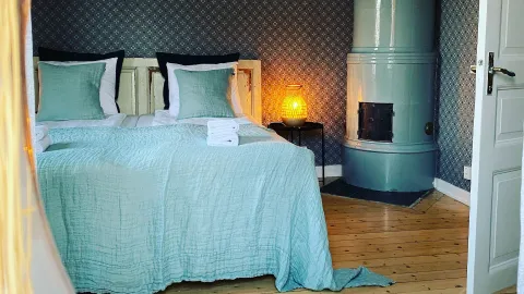 Dubbelrum med tänd lampa och en kamin