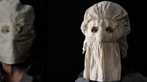 Kvinna med en läskig mask över huvudet