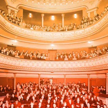Stor fin gul byggnad, Gävle Teater med en fontän i förgrunden