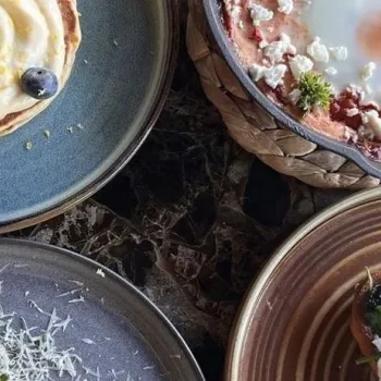 Lysande gul fiskgryta