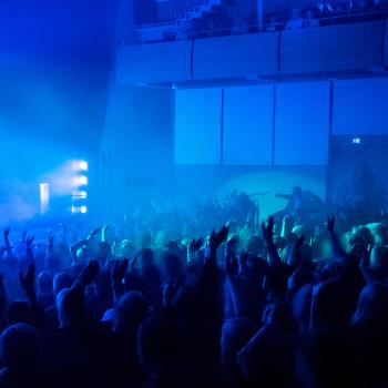 Publikhav blått ljus under föreställning. Foto Erik Larsson