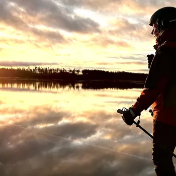 En grupp stillastående långfärdsskridskoåkare 