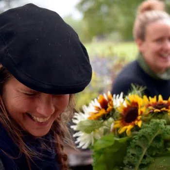 Två tjejer plockar blommor