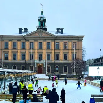 Folk på en skridskobana utanför ett palatsliknande byggnad