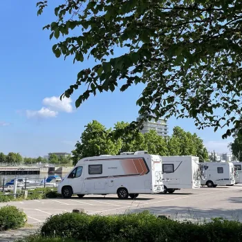 Ställplatser med husbilar längs Gavleån